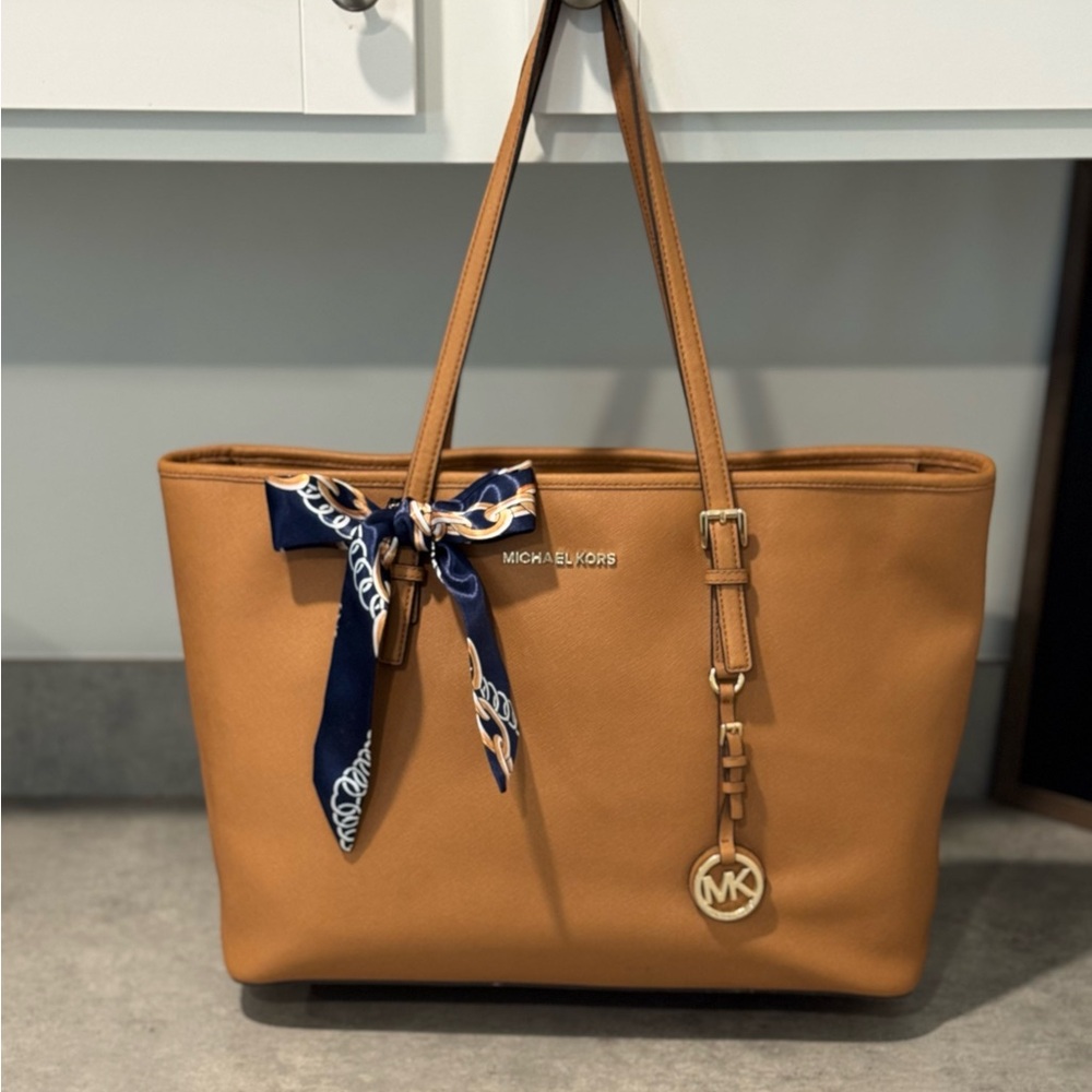 Michael Kors Jet Set Zip Top Tote Bag! Preowned!! - Picture 1 of 12